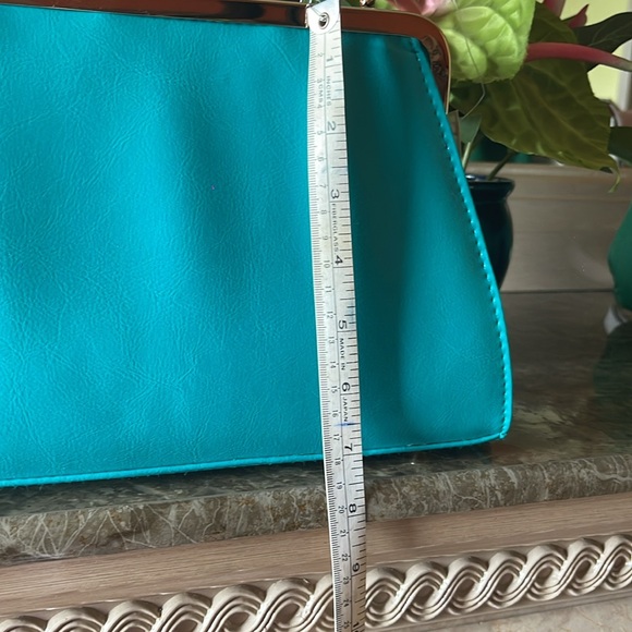 TURQUOISE WITH GOLD TRIM FITTED HANDBAG IS ALSO A CROSSBODY PURSE. - Picture 14 of 16